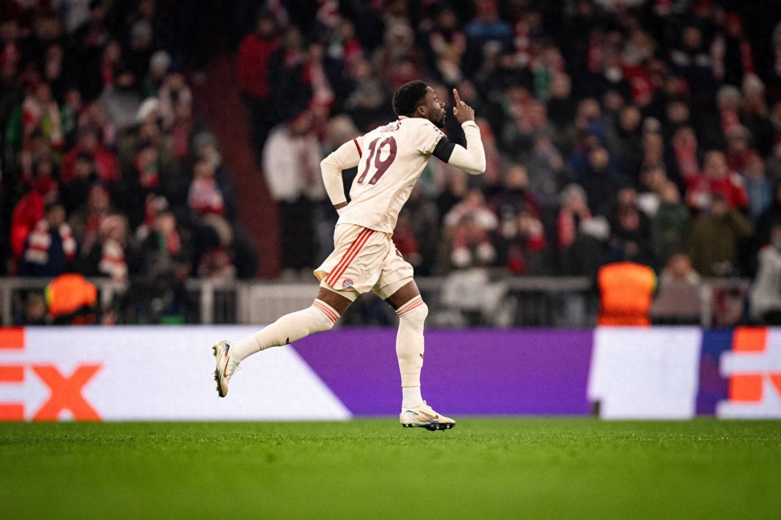 拜仁慕尼黑球员挑战射手榜记录的简单介绍