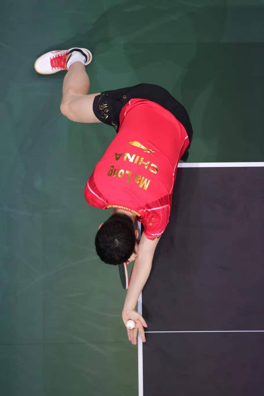 精彩比赛中球员身手敏捷，技压劲敌拿下胜利的简单介绍