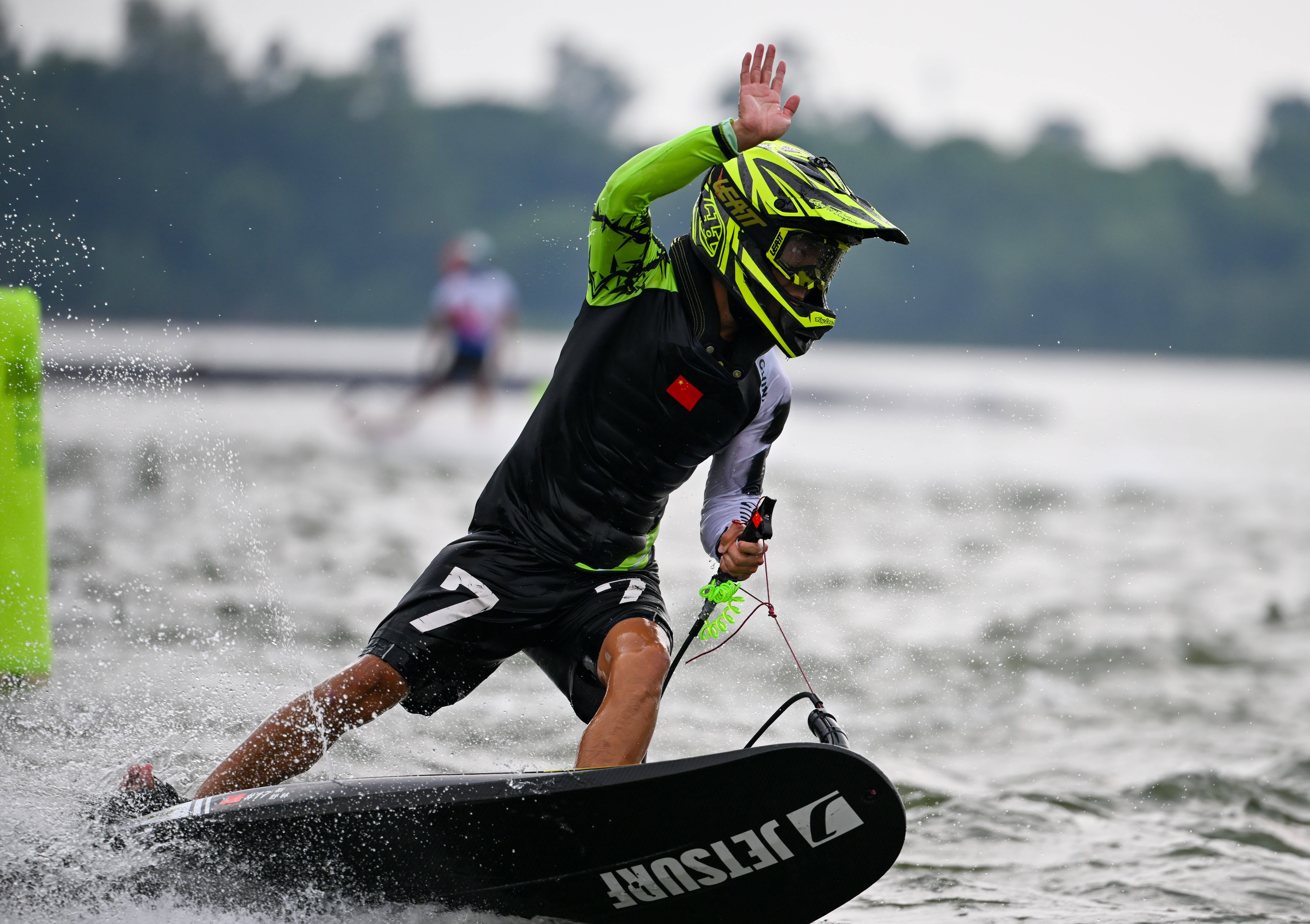 捷克田径选手领先全场，轻松夺冠