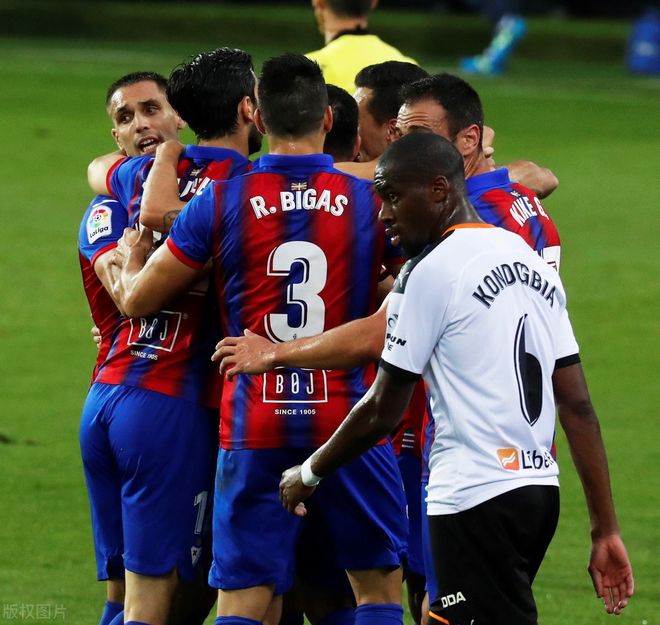 包含争分夺秒！比赛中积极抢分力争领先的词条