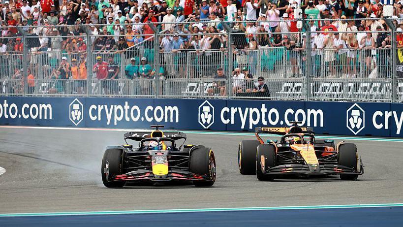 雷诺车队鏖战红牛车队，皮亚斯特里带队取胜的简单介绍