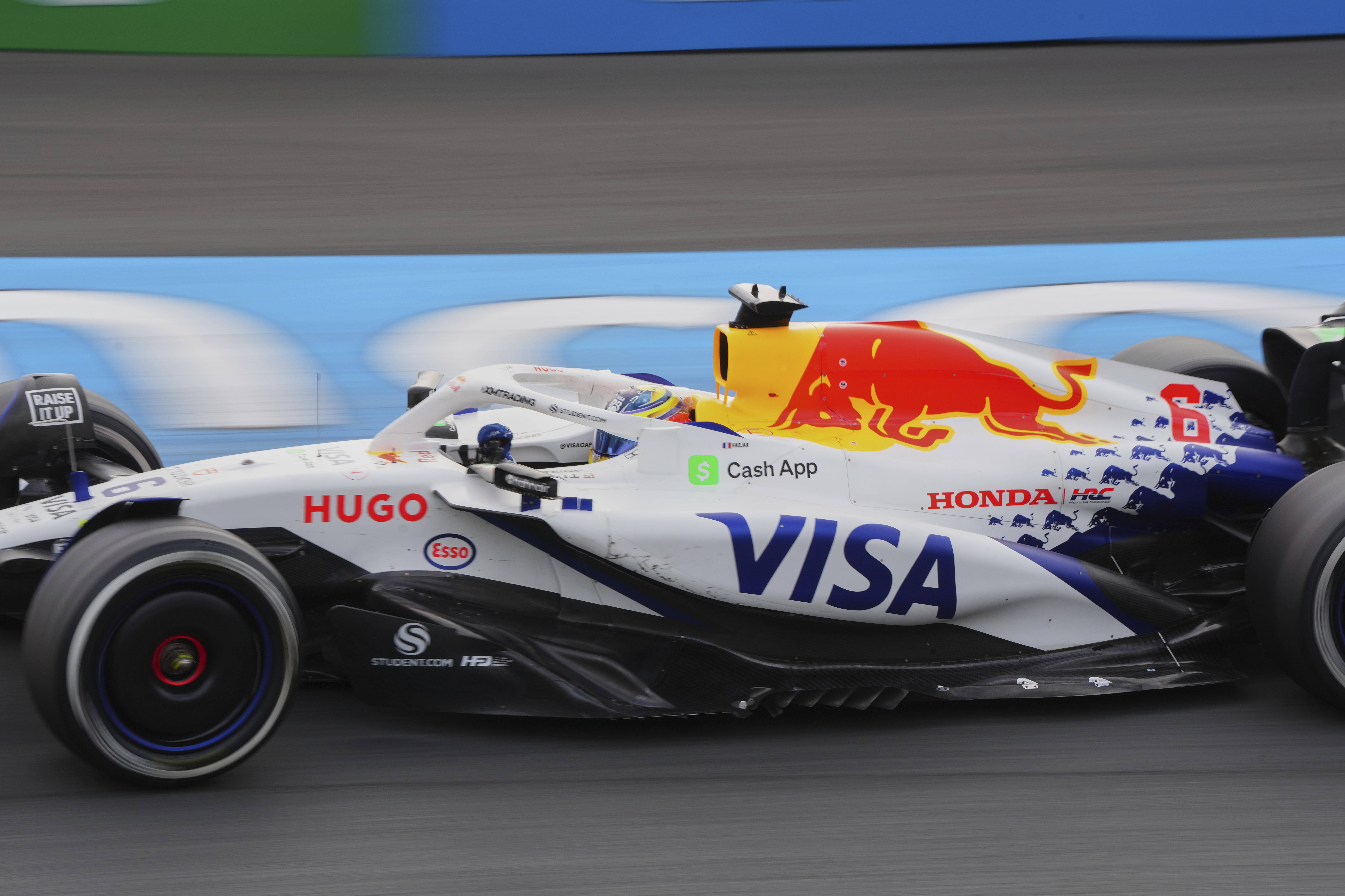 雷诺车队鏖战红牛车队，皮亚斯特里带队取胜的简单介绍