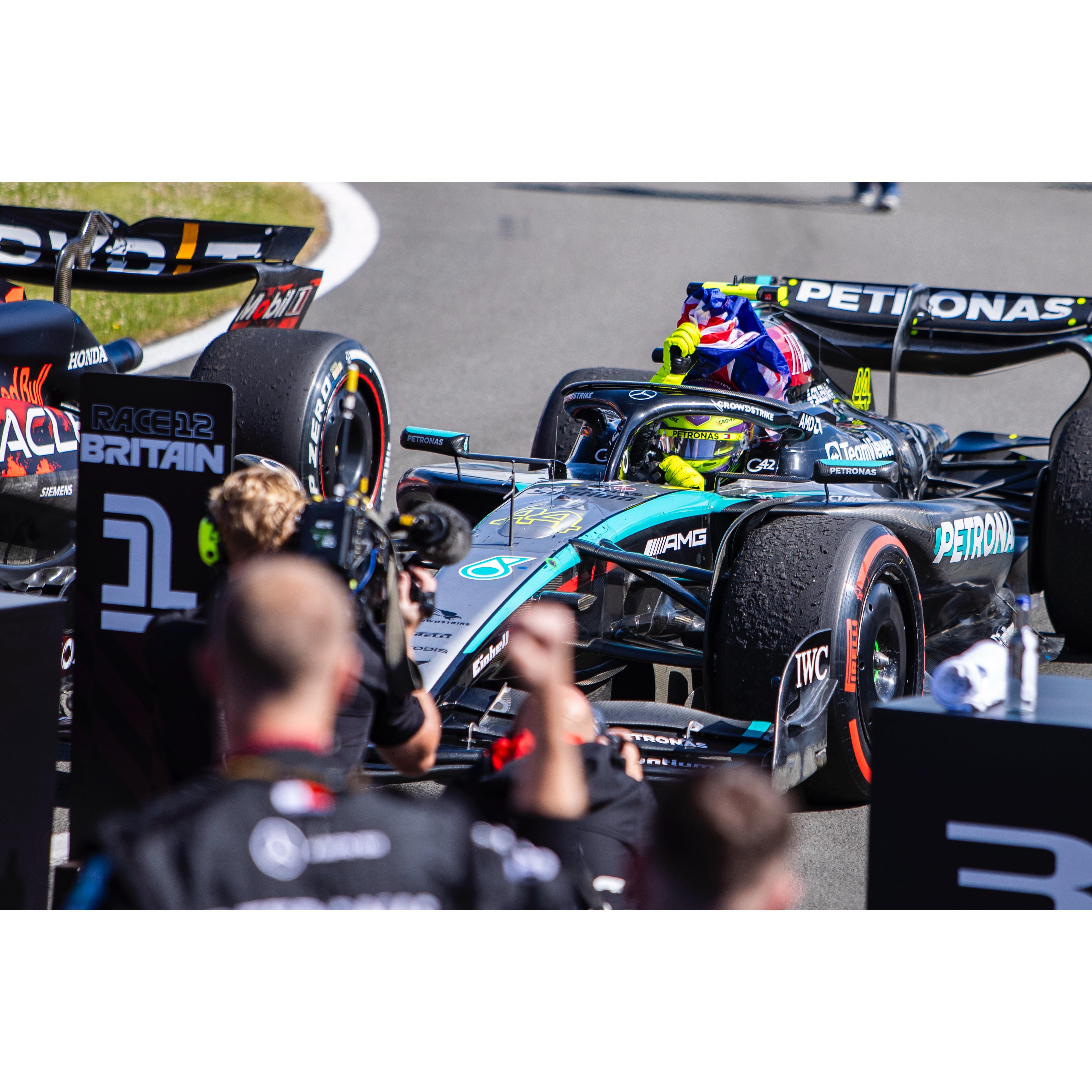 雷诺车队完胜哈斯车队，汉密尔顿高光表现的简单介绍