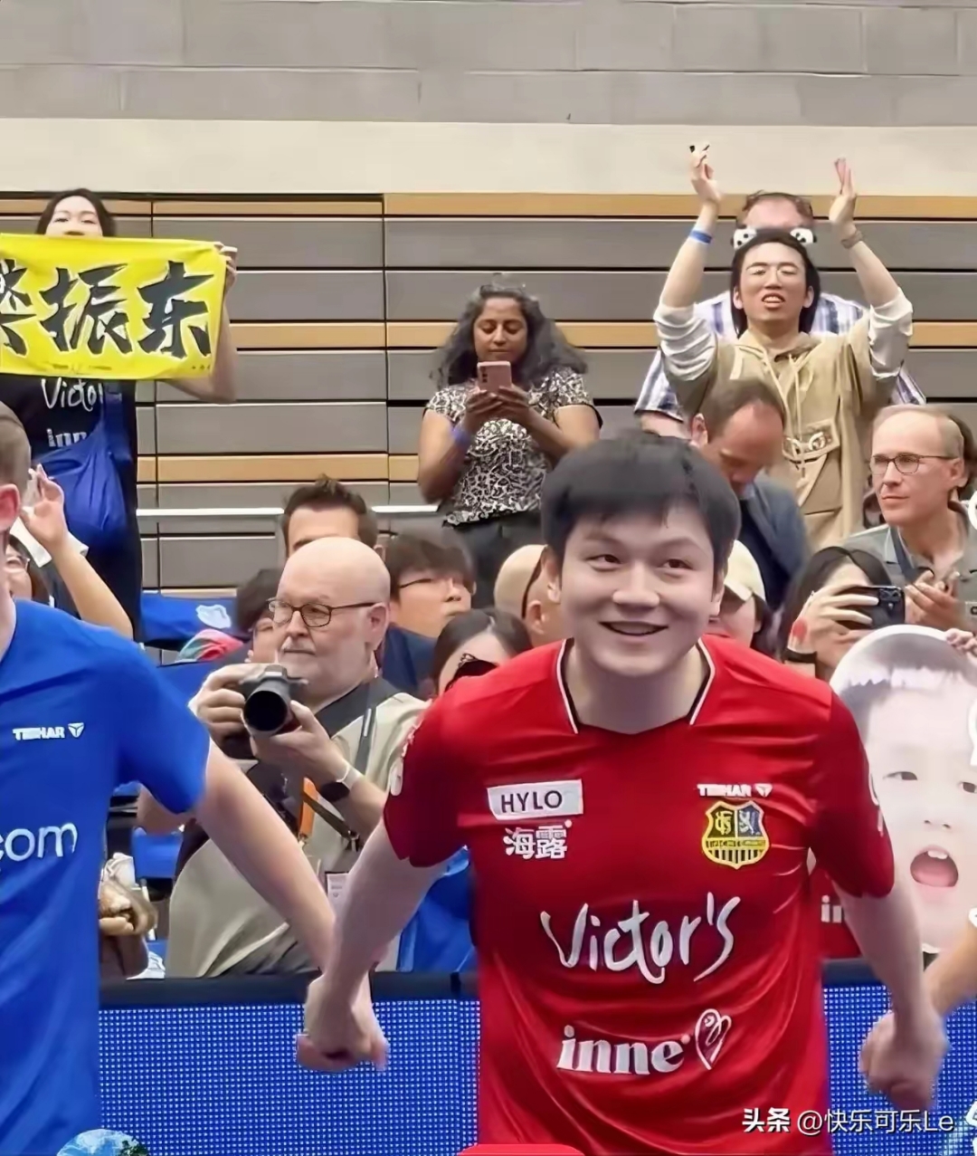 勇闯淘汰赛！球队逆袭晋级，球迷欢呼