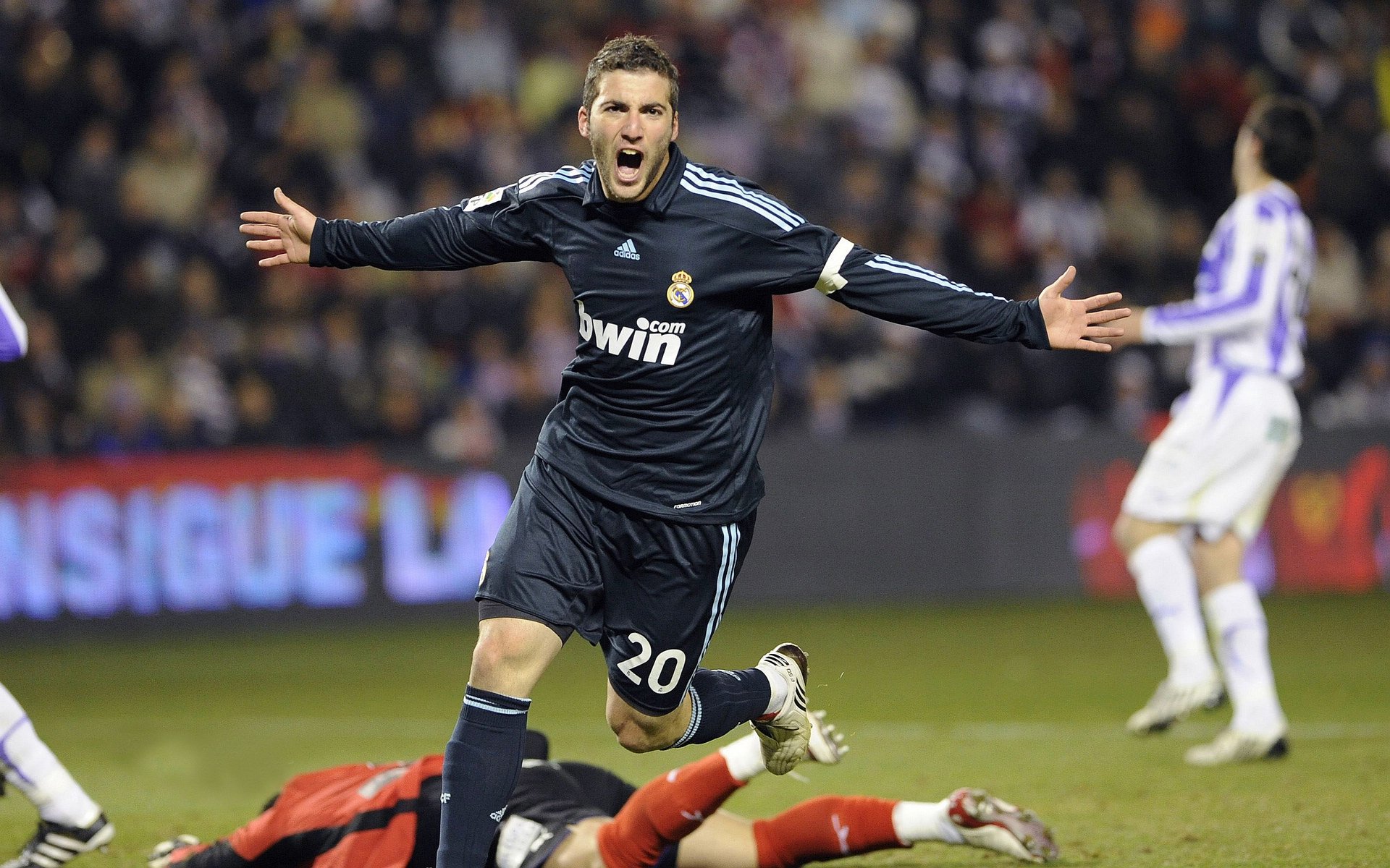 克莱关键三分如利剑出鞘，上海队提前终结悬念力克掘金