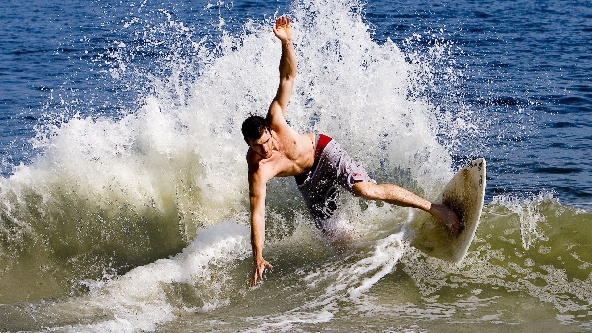 赛道霸权更迭，佩雷兹火热状态助索伯车队全面压制雷诺